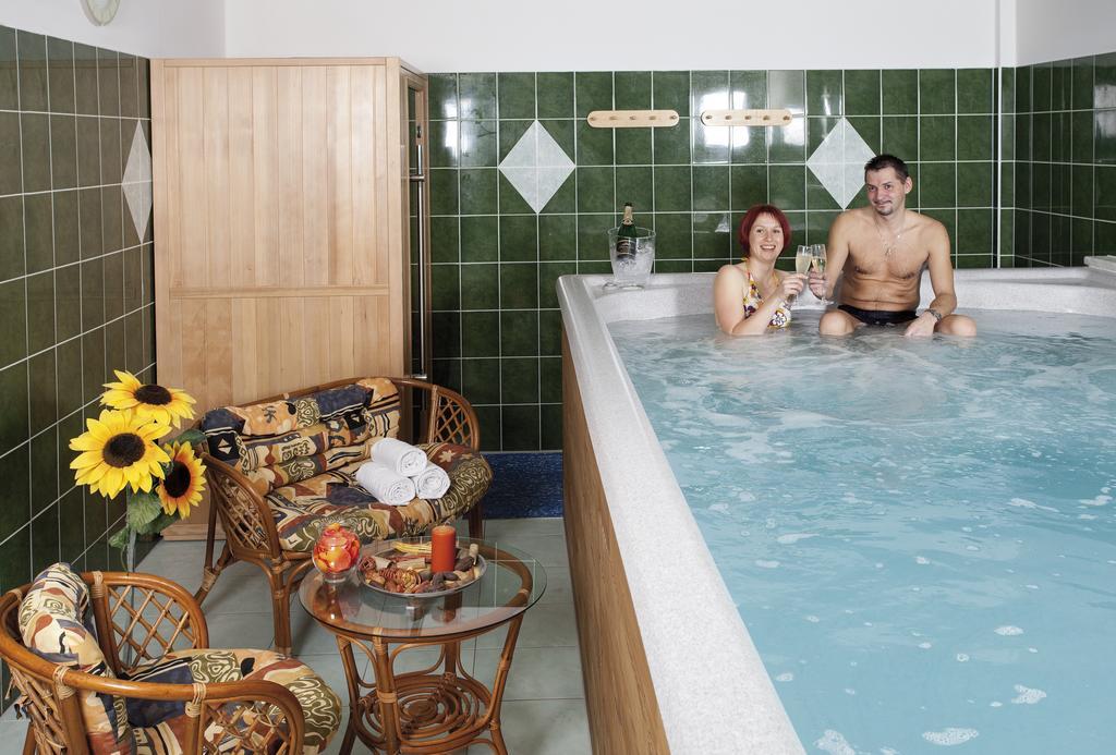 Wellness Hotel Marlin Nová Pec Esterno foto